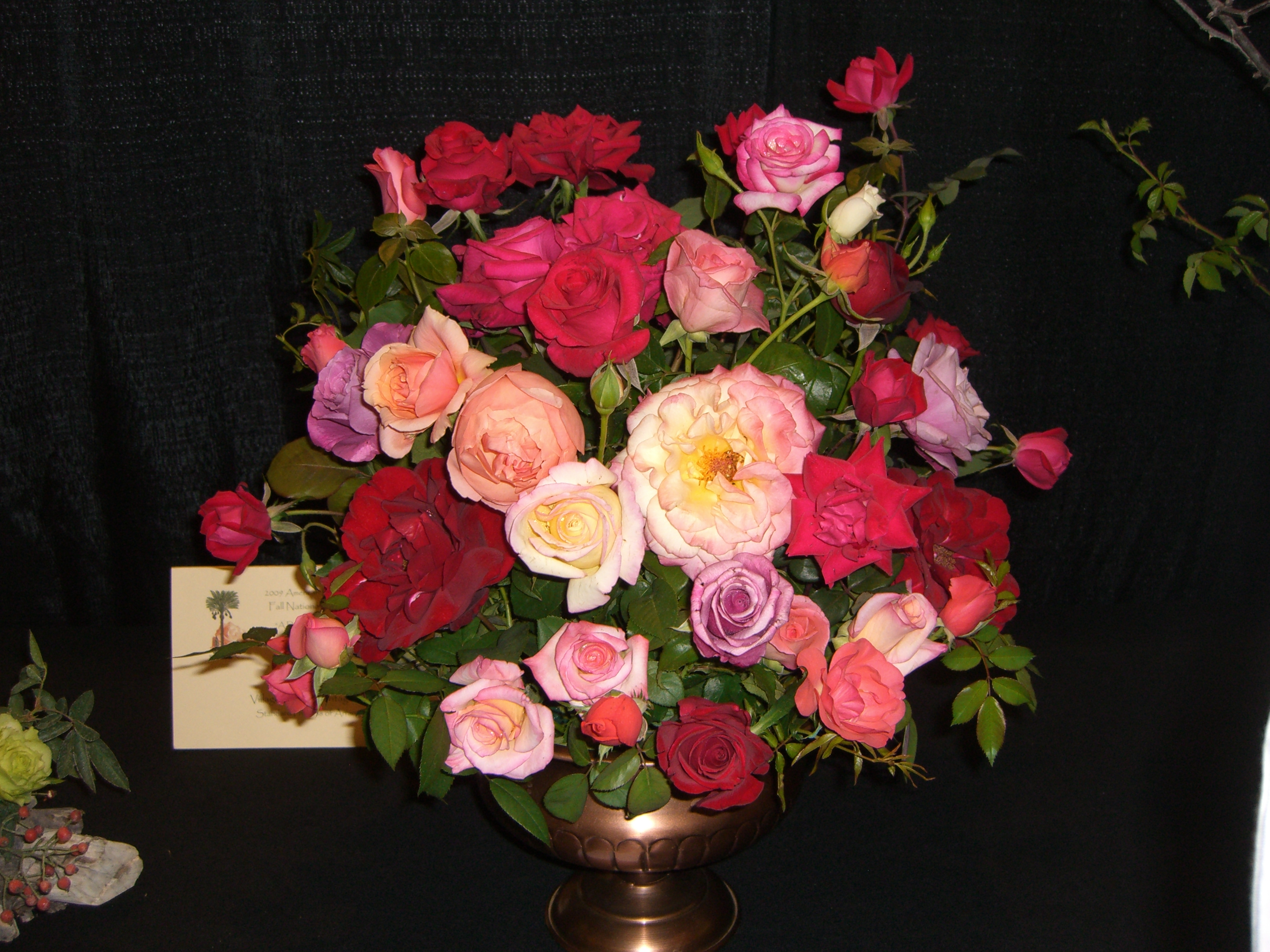 Условия для роз в вазе. Букет цветов. Букет цветов в вазе. Букет роз в вазе. Букет цветов на столе.
